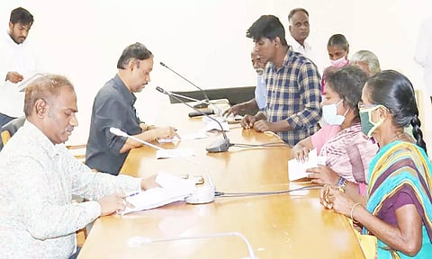 ராணிப்பேட்டை கலெக்டர் அலுவலகத்தில் கலெக்டர் பாஸ்கர பாண்டியன் தலைமையில் மக்கள் குறைதீர்வு கூட்டம் நடந்த போது எடுத்த படம்.