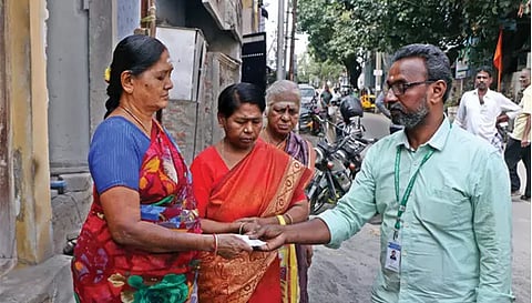 பொங்கல் பரிசு தொகுப்புக்கான டோக்கன் வினியோகம் தொடங்கியது