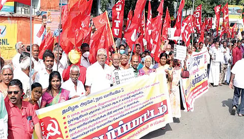 ஓய்வூதியம் உயர்த்தி வழங்க கோரிஅமைப்புசாரா சங்கத்தினர் ஆர்ப்பாட்டம்