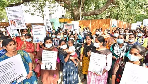 பணிநீக்க ஆணையை ரத்து செய்யக்கோரி சென்னையில் ஒப்பந்த நர்சுகள் முற்றுகை போராட்டம்