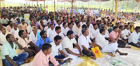 உண்ணாவிரதம் இருந்த 6 கிராம மக்களை படத்தில் காணலாம்