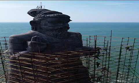 கன்னியாகுமரி கடல் நடுவில் அமைந்து உள்ள 133அடி உயர திருவள்ளுவர் சிலையில் ரசாயன கலவை பூசும் பணி நிறைவடைந்து. சாரம் பிரிக்கும் பணி நடைபெற்று வருவதை படத்தில் காணலாம்.