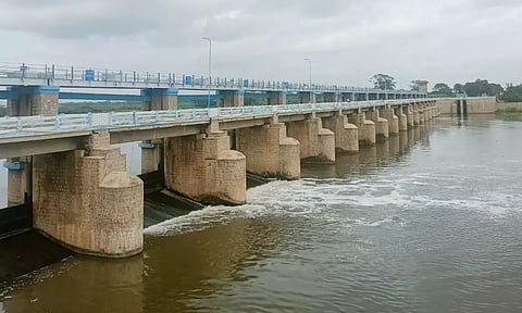 விரகனூர் அணையில் இருந்து தண்ணீர் திறந்து விடப்பட்டது.