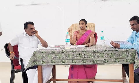 போகலூர் யூனியன் கவுன்சில் கூட்டம் தலைவர் சத்யா குணசேகரன் தலைமையில் நடந்தது.