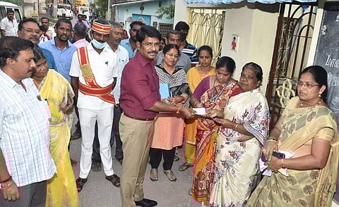 குடும்ப அட்டை தாரர்களுக்கு பொங்கல் பரிசுத்தொகுப்பு பெற டோக்கன் வழங்கும் பணியினை மாவட்ட கலெக்டர் தொடங்கி வைத்தார்.