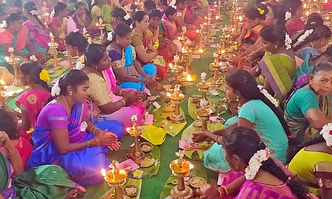 திருவிளக்கு பூஜை நடந்த போது எடுத்த படம்.