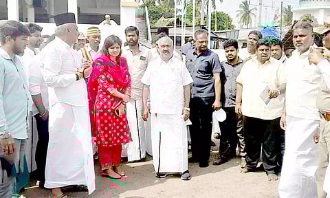 ஜாம்புவானோடை தர்காவில் அமைச்சர் செஞ்சி மஸ்தான் ஆய்வு செய்தார்.