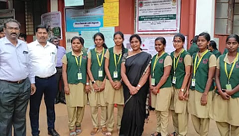 முசிறி எம்.ஐ.டி கல்வி நிறுவனம் மாணவிகளிடம் தமிழ்நாடு வேளாண் பல்கலைக்கழக துணைவேந்தர் கீதாலட்சுமி கலந்துரையாடிய போது எடுத்த படம்.