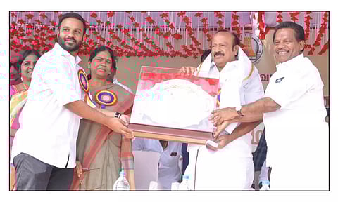 கல்லூரியில் நடைபெற்ற மாநில அளவிலான குடியரசு தின குழு விளையாட்டு போட்டியை தொடங்கி வைத்த அமைச்சர் எம்.ஆர்.கே. பன்னீர் செல்வத்துக்கு கல்லூரி தலைவரும், முன்னாள் எம்.பி.யுமான எம்.ஜி.சேகர், நிர்வாக இயக்குனர் எம்.ஜி.எஸ். வெங்கடேஸ்வரன் ஆகியோர் நினைவு பரிசு வழங்கிய போது எடுத்த படம். அருகில் கலெக்டர் சாந்தி உள்ளார்.