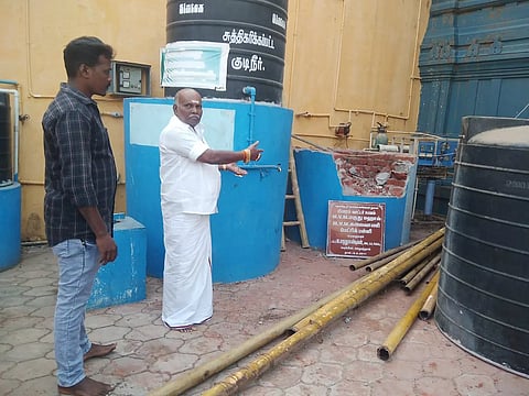 சேதப்படுத்தப்பட்ட குடிநீர்சின்டெக்ஸ் தொட்டி.
