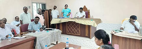 நகராட்சி கூட்டம் தலைவர் கார்மேகம் தலைமையில் நடந்தது.