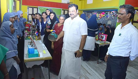 மாணவ, மாணவிகளின் கைவினை பொருட்களின் கண்காட்சியை பள்ளி தாளாளர் எம்.எம்.கே. முகைதீன் இப்ராஹிம் பார்வையிட்டார்.