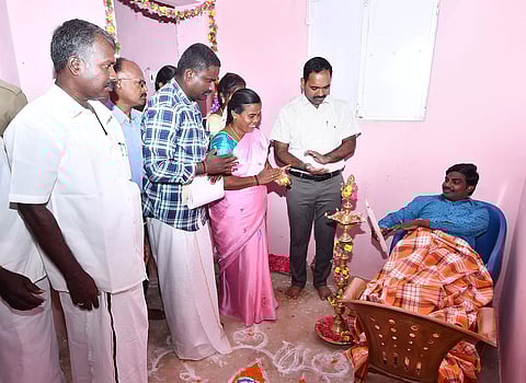 மாற்றுத்திறனாளி லட்சுமணனுக்கு வழங்கப்பட்ட வீட்டில் கலெக்டர் மதுசூதன் ரெட்டி குத்துவிளக்கு ஏற்றினார்.