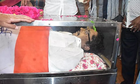 காங்கிரஸ் எம்.எல்.ஏ. திருமகன் ஈவெரா உடல் தகனம்- தலைவர்கள், தொண்டர்கள் அஞ்சலி