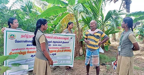 மாணவிகள் விவசாயிகளுக்கு விளக்கம் அளித்த போது எடுத்த படம்.