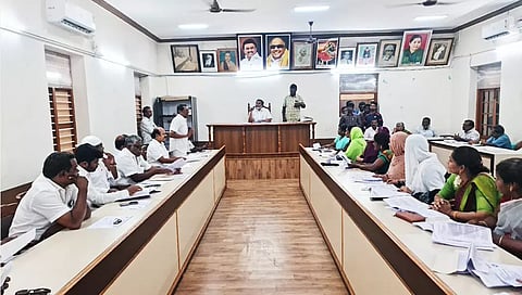 நகராட்சி கூட்டம் தலைவர் மூப்பன் ஹபீபுர் ரஹ்மான் தலைமையில் நடந்த போது எடுத்தபடம்.