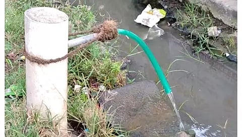 நல்லி இல்லாததால் குடிநீர் விணாக செல்லும் காட்சி.