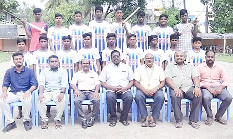 சீர்காழி சபாநாயக முதலியார் இந்து மேல்நிலைப்பள்ளி மாநில ஹாக்கி போட்டிக்கு தேர்வு செய்யப்பட்ட மாணவர்கள்.