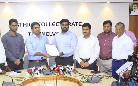 கலெக்டர் விஷ்ணு இறுதி வாக்காளர் பட்டியலை வெளியிட மாநகராட்சி கமிஷனர்
சிவகிருஷ்ணமூர்த்தி பெற்றுக்கொண்ட போது எடுத்தபடம்.