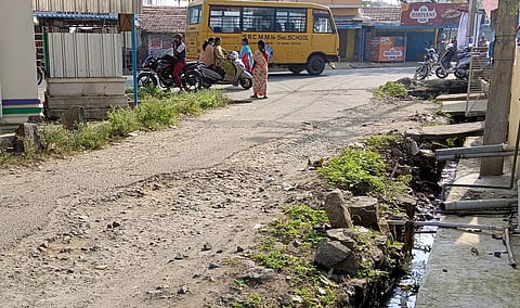 குண்டும், குழியுமான சாலையை சீரமைத்து தர பொதுமக்கள் கோரிக்கை