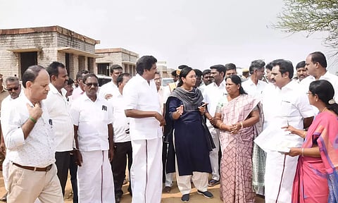 தரமற்ற இருளர் குடியிருப்பு கட்டுமான பணி: அரசு அதிகாரிகள் 2 பேர் பணியிடை நீக்கம்