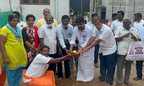 முத்தியால்பேட்டை தொகுதி தனலட்சுமி கார்டனில் புதிய சாலை அமைக்கும் பணியை பிரகாஷ்குமார் எம்.எல்.ஏ. பூமி பூஜை செய்து தொடங்கி வைத்தார்.