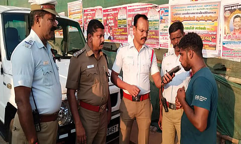 குளச்சல் போக்குவரத்து போலீசார் வாகன ஓட்டி குடிபோதையில் உள்ளாரா? என சோதனை செய்த காட்சி.
