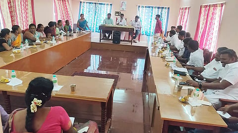 மானாமதுரை நகராட்சி கவுன்சில் கூட்டம் தலைவர் மாரியப்பன் கென்னடி தலைமையில் நடந்தது.
