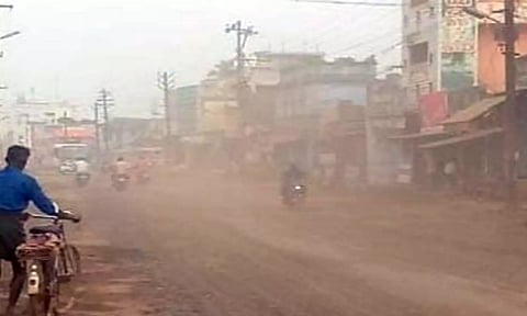 புழுதி பறக்கும் சாலை.