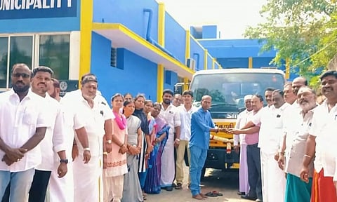 புதிய குடிநீர் லாரியை நகர்மன்ற தலைவர் சாதிர் தொடங்கி வைத்த காட்சி. அருகில் துணைத்தலைவர் சுப்பையா மற்றும் பலர் உள்ளனர்.