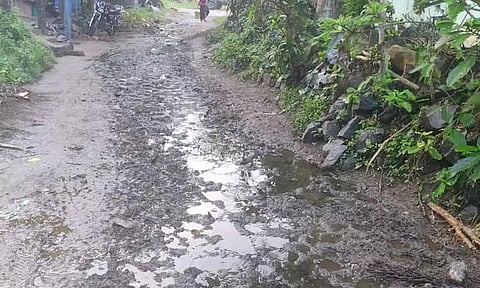 சாக்கடை கழிவு நீர் குடிநீருடன் கலந்து தெருவில் ஓடும் காட்சி.