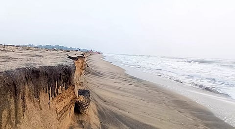 கடலூர் தேவனாம்பட்டினம் கடற்கரையில் மண் அரிப்பு ஏற்பட்டுள்ளதை படத்தில் காணலாம்.