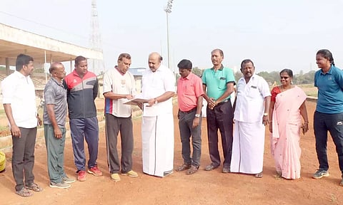 தஞ்சை அன்னை சத்யா விளையாட்டு மைதானத்தில் டி.கே.ஜி. நீலமேகம் எம்.எல்.ஏ. ஆய்வு செய்தார்.