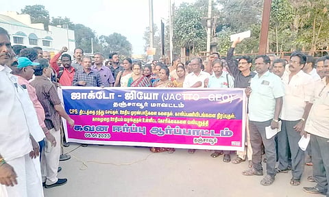 தஞ்சையில் ஜாக்டோ- ஜியோ அமைப்பு சார்பில் ஆர்ப்பாட்டம் நடைபெற்றது.