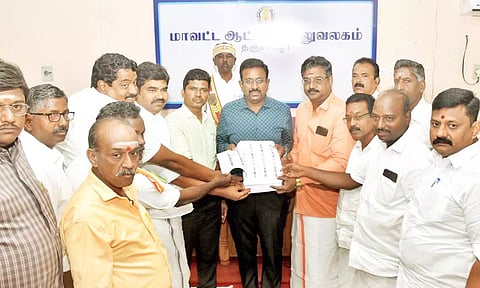 இறுதி வாக்காளர் பட்டியலை கலெக்டர் தினேஷ் பொன்ராஜ் ஆலிவர் வெளியிட்டார்.