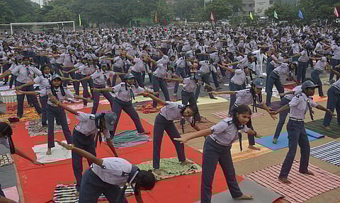 சென்னை ராஜரத்தினம் மைதானத்தில் 5 ஆயிரம் மாணவர்கள் பங்கேற்ற பிரமாண்டமான யோகா பயிற்சி