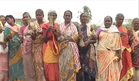 கருகிய பயிர்களுடன் கோரிக்கை விடுத்த விவசாயிகள்.