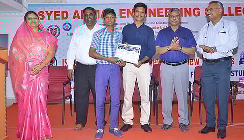 அறிவியல் கண்காட்சி போட்டியில் வெற்றி பெற்ற மாணவருக்கு தாளாளர் டாக்டர் சின்னதுரை அப்துல்லா தலைமையில் பரிசு வழங்கப்பட்டது.