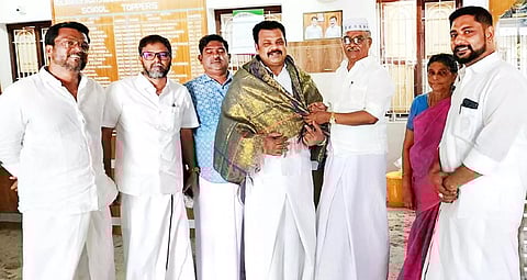 இஸ்லாமியா பள்ளிகளின் தாளாளருக்கு கீழக்கரை நகர் தி.மு.க.செயலாளர் பஷீர் அகமது தலைமையில் கட்சி நிர்வாகிகள் பொன்னாடை அணிவித்தனர்.