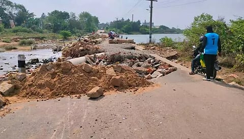 திருவள்ளூர் அருகே கூவம் ஆற்றில் தரைப்பாலம் சேதம்- வாகன ஓட்டிகள் கடும் அவதி