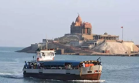 கன்னியாகுமரியில் பயங்கர கடல் சீற்றம்- படகு போக்குவரத்து ரத்து