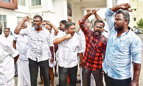 மதுரை கலெக்டர் அலுவலக போர்டிக்கோவில் தீக்குளிக்க முயன்ற அவனியாபுரம் கிராம கமிட்டியினர். 