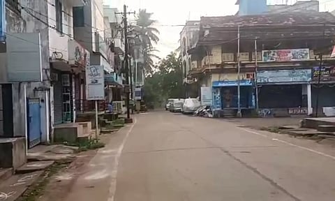 ஏனாமில் கடைகள் அடைக்கப்பட்டு சாலைகள் வெறிச்சோடி கிடக்கும் காட்சி.