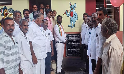 அங்கன்வாடி மையத்தை விஜய்வசந்த் எம்.பி. திறந்து வைத்தபோது எடுத்த படம் 