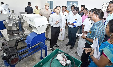 சிவகங்கை யூனியன் முத்துபட்டி ஊராட்சியில் தேசிய ரூர்பன் திட்டத்தின் கீழ் கடலைமிட்டாய் தயார் செய்யும் பணிகளை கலெக்டர் மதுசூதன்ரெட்டி பார்வையிட்டு ஆய்வு செய்தார்.