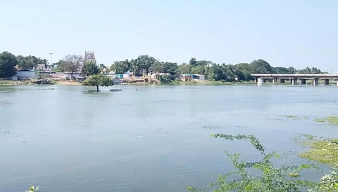 மானாமதுரை வைகை நதியில் தண்ணீர் நிரம்பி செல்லும் காட்சி.
