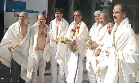 கன்னியாகுமரி பகவதி அம்மன் கோவிலில் சாமி கும்பிட்டுவிட்டு வெளியே வந்த எம்.பி.க்கள் குழுவினரை படத்தில் காணலாம் 