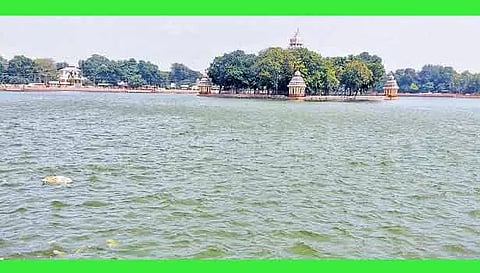 வைகை அணையில் இருந்து திறந்து விடப்பட்ட தண்ணீரால் மதுரை மாரியம்மன் தெப்பக்குளம் முழுமையாக நிரம்பி இருக்கும் அழகிய காட்சி.