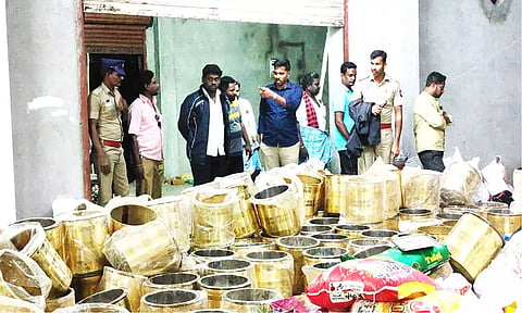 மீட்கப்பட்ட பொருட்களை அதிகாரிகள் பார்வையிட்ட காட்சி.