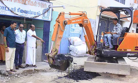 கழிவு நீரோடை தூர்வாரும் பணியினை சுகாதார அலுவலர் இளங்கோ ஆய்வு செய்தார். அருகில் கவுன்சிலர் கிட்டு என்ற ராமகிருஷ்ணன் உள்ளார்.